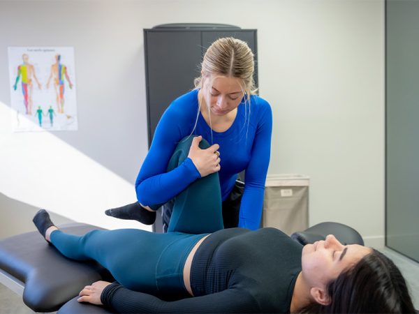 osteopathie-traitement-bassin osteopathe qui trite un déséquilibre du bassin pour douleurs lombaires
