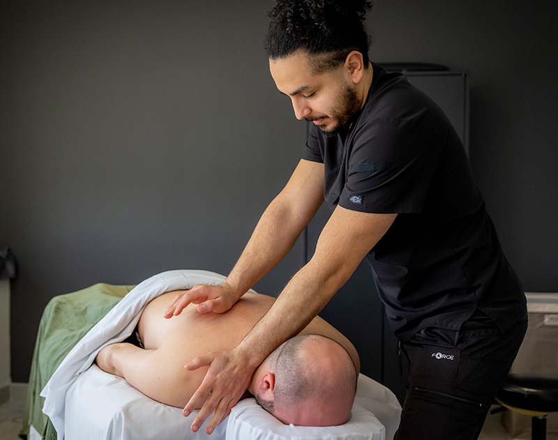 Zaid Sabsabi, massothérapeute, effectuant un massage du cou