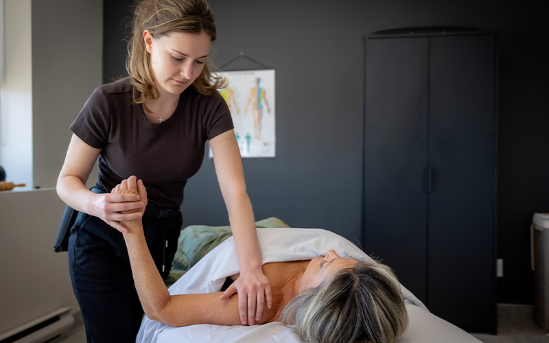 massotherapeute a laval qui fait un drainage lymphatique du bras