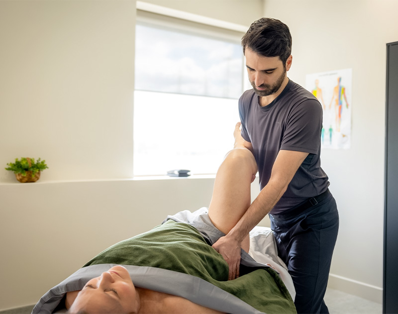Alexander Perron, massothérapeute à Laval, effectuant un relâchement du muscle psoas