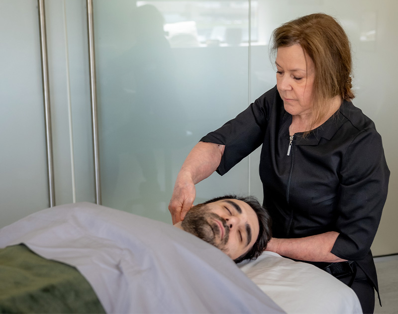 Diane Pagé, massothérapeute à Laval, effectuant un massage du cou